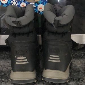 Snow boots